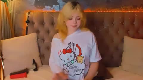 Snapshot of emilyangels chatting on 05-06-26, 06:41 Baby Emelli online show from 05-06-26, 06:41