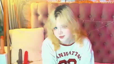 Snapshot of emilyangels chatting on 05-21-26, 06:20 Baby Emelli online show from 05-21-26, 06:20