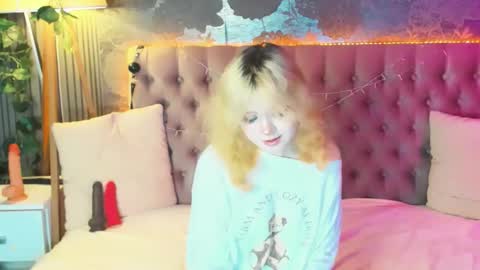 Snapshot of emilyangels chatting on 05-25-26, 06:08 Baby Emelli online show from 05-25-26, 06:08