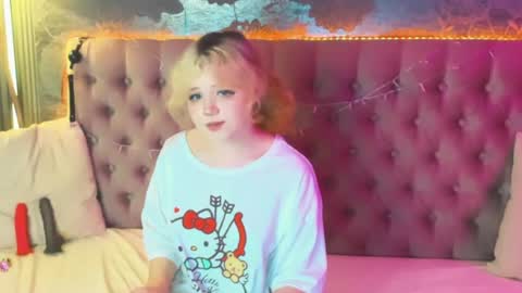 Snapshot of emilyangels chatting on 05-28-26, 07:05 Baby Emelli online show from 05-28-26, 07:05