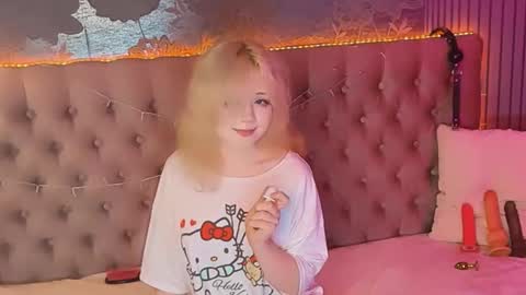 Snapshot of emilyangels chatting on 06-10-26, 07:29 Baby Emelli online show from 06-10-26, 07:29
