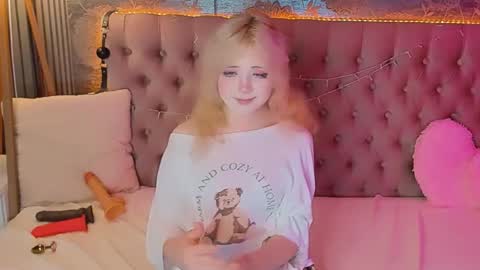 Snapshot of emilyangels chatting on 06-11-26, 06:55 Baby Emelli online show from 06-11-26, 06:55