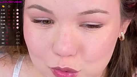 Snapshot of emilyart_ chatting on 11-08-25, 07:12 artist Emily online show from 11-08-25, 07:12