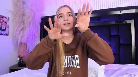 Snapshot of emilyevanss1_ chatting on 05-13-26, 06:11 Emily online show from 05-13-26, 06:11