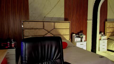 Snapshot of emilyhendrix_ chatting on 10-28-25, 08:11 Emily Hendrix online show from 10-28-25, 08:11