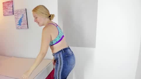 Snapshot of emilysumer chatting on 02-13-25, 10:00 Summer 3 online show from 02-13-25, 10:00