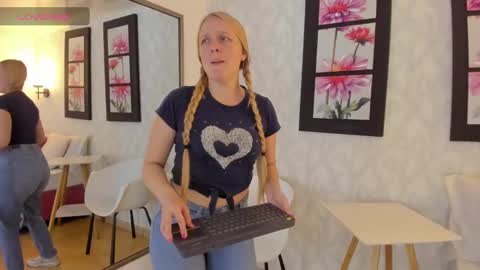 Snapshot of emilysumer chatting on 02-16-25, 10:21 Summer 3 online show from 02-16-25, 10:21