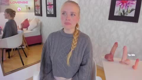 Snapshot of emilysumer chatting on 02-23-25, 10:17 Summer 3 online show from 02-23-25, 10:17