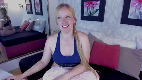 Snapshot of emilysumer chatting on 11-17-25, 02:06 Summer 3 online show from 11-17-25, 02:06