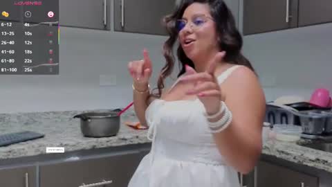 Snapshot of emilyy_cooperr chatting on 06-12-26, 01:10 emilyy_cooperr online show from 06-12-26, 01:10