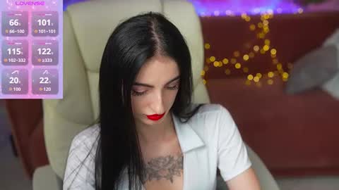 Snapshot of emilyymoon chatting on 06-19-26, 01:48 emilyymoon online show from 06-19-26, 01:48