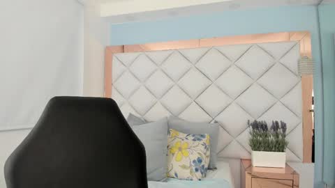 Snapshot of emma_castilloo chatting on 10-26-25, 06:30 Emma Castillo online show from 10-26-25, 06:30