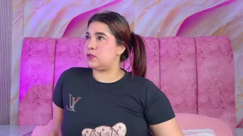 Snapshot of emma_curvy1 chatting on 05-23-26, 03:34 Emma online show from 05-23-26, 03:34