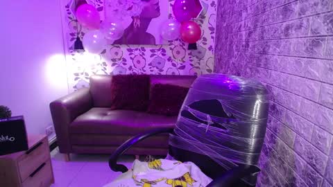 Snapshot of emma_garciaa_ chatting on 02-04-25, 03:33 emma online show from 02-04-25, 03:33