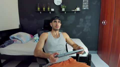 Snapshot of emma_muscle_ chatting on 02-17-25, 10:25 emma online show from 02-17-25, 10:25