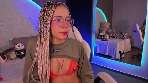 Snapshot of emma_nakamura chatting on 12-05-24, 10:01 online show from 12-05-24, 10:01