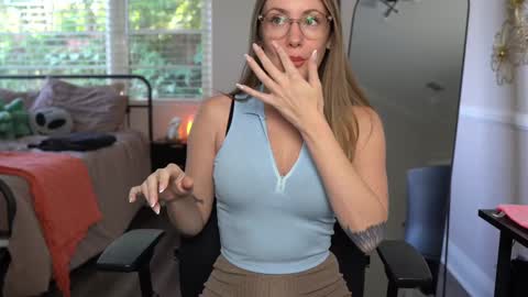 Snapshot of emma_ruby chatting on 12-05-24, 06:00 Emma Ruby online show from 12-05-24, 06:00