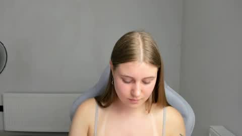 Snapshot of emma_sweettyy chatting on 07-07-26, 07:23 Emma online show from 07-07-26, 07:23