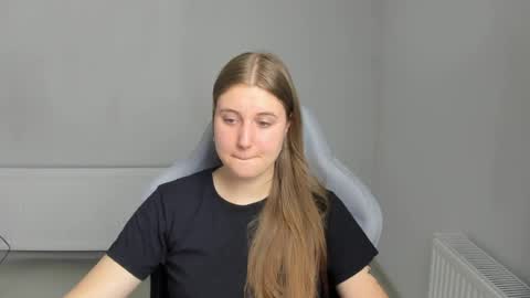 Snapshot of emma_sweettyy chatting on 07-10-26, 06:39 Emma online show from 07-10-26, 06:39