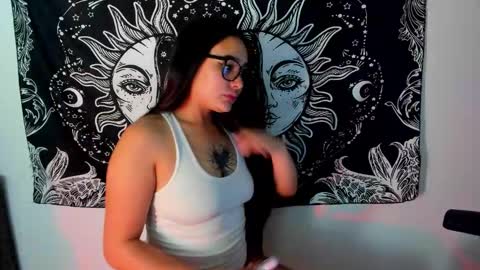 Snapshot of emma_timli1 chatting on 11-22-25, 02:43 Emma online show from 11-22-25, 02:43