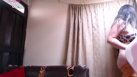 Snapshot of emmahenderson chatting on 06-08-26, 05:57 Andrea online show from 06-08-26, 05:57