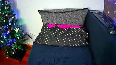 Snapshot of emmakros chatting on 12-20-24, 01:43 emmakros online show from 12-20-24, 01:43