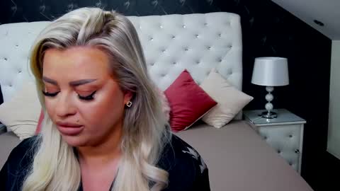 Snapshot of emmamavis chatting on 12-19-24, 11:39 Emma Mavis online show from 12-19-24, 11:39