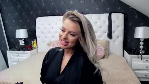 Snapshot of emmamavis chatting on 10-19-25, 04:57 Emma Mavis online show from 10-19-25, 04:57