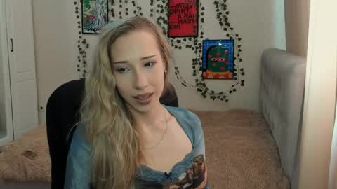 Snapshot of emmarayder chatting on 06-04-26, 11:16 Emma online show from 06-04-26, 11:16