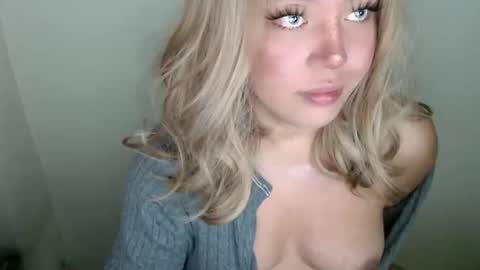 Snapshot of emmawatsoons chatting on 09-20-25, 11:06 YourDreamGirl Emma online show from 09-20-25, 11:06