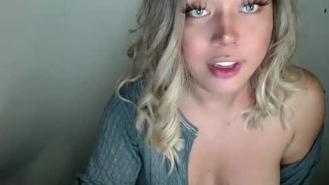 Snapshot of emmawatsoons chatting on 09-22-25, 04:31 YourDreamGirl Emma online show from 09-22-25, 04:31