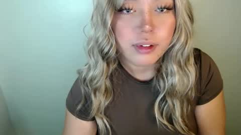 Snapshot of emmawatsoons chatting on 09-26-25, 04:38 YourDreamGirl Emma online show from 09-26-25, 04:38