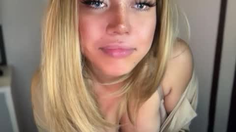 Snapshot of emmawatsoons chatting on 01-31-26, 07:11 YourDreamGirl Emma online show from 01-31-26, 07:11