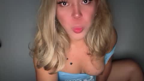 Snapshot of emmawatsoons chatting on 02-11-26, 11:26 YourDreamGirl Emma online show from 02-11-26, 11:26