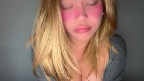 Snapshot of emmawatsoons chatting on 02-12-26, 09:21 YourDreamGirl Emma online show from 02-12-26, 09:21