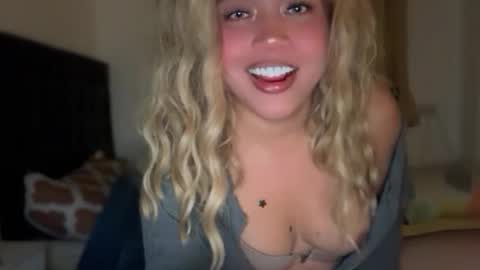 Snapshot of emmawatsoons chatting on 02-18-26, 11:50 YourDreamGirl Emma online show from 02-18-26, 11:50