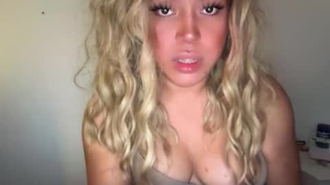 Snapshot of emmawatsoons chatting on 02-19-26, 12:23 YourDreamGirl Emma online show from 02-19-26, 12:23