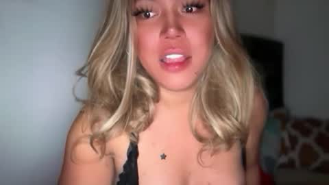 Snapshot of emmawatsoons chatting on 02-23-26, 03:15 YourDreamGirl Emma online show from 02-23-26, 03:15