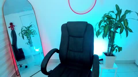 Snapshot of emmax_x chatting on 12-29-24, 05:12 EMMA online show from 12-29-24, 05:12