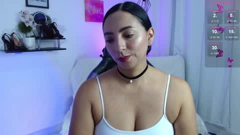 Snapshot of emmi_cam chatting on 05-29-26, 01:09 Emmi Cam online show from 05-29-26, 01:09