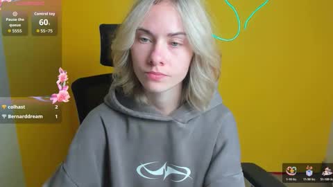 Snapshot of emmi_rossum chatting on 10-22-25, 05:52 Emmi online show from 10-22-25, 05:52