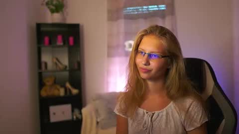 Emmie online show from 09-26-25, 01:04