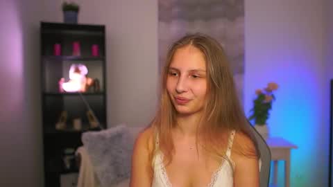 Snapshot of emmie_murray chatting on 03-12-26, 07:53 Emmie online show from 03-12-26, 07:53