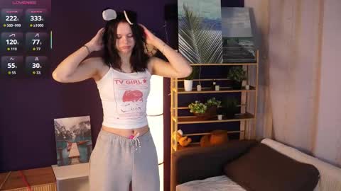 Snapshot of emmiecrellin chatting on 03-04-26, 04:18 Emily online show from 03-04-26, 04:18