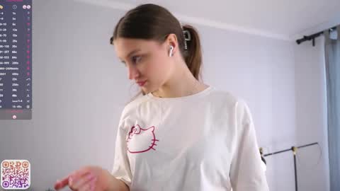 Snapshot of emmiemurray chatting on 05-10-26, 10:20 Aurora online show from 05-10-26, 10:20