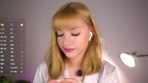 Snapshot of emmiemurray chatting on 05-16-26, 06:17 Aurora online show from 05-16-26, 06:17