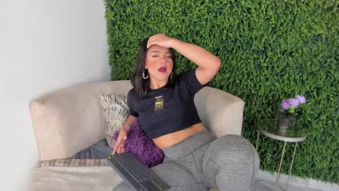 Snapshot of emmiily_z chatting on 02-02-25, 07:35 Emmiily online show from 02-02-25, 07:35