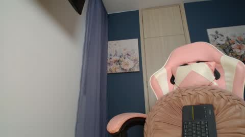 Snapshot of emmily_forever chatting on 05-20-26, 06:41 emmily online show from 05-20-26, 06:41