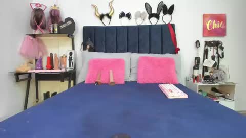 Snapshot of emmily_giraldo chatting on 07-15-26, 12:54 online show from 07-15-26, 12:54