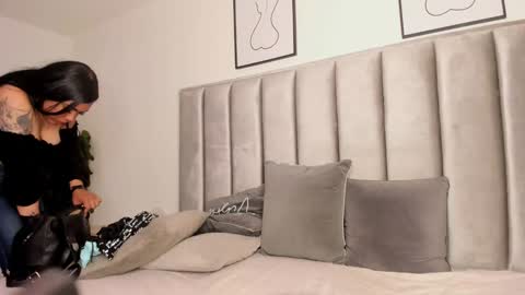Snapshot of emmy_turnner chatting on 12-14-24, 01:06 Emily Laila online show from 12-14-24, 01:06